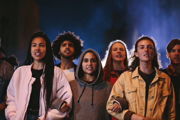 jóvenes protestando juntos por un cambio - cántico fotografías e imágenes de stock