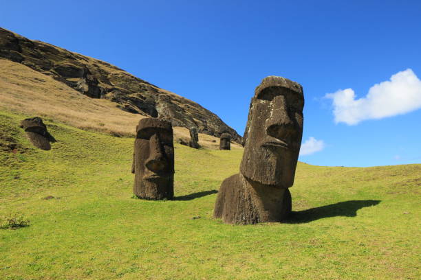deux statues mystérieuses de moai sur la colline dans l’île de pâques - moai statue photos et images de collection