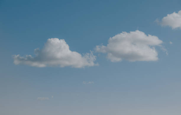 아름다운 여름 푸른 하늘과 적운 구름 배경 - cirrus cloud cloudscape stratus 뉴스 사진 이미지