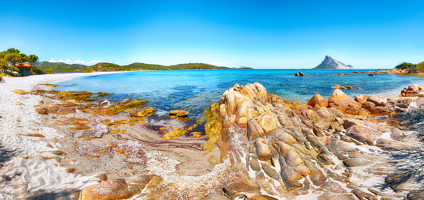 Fantástica agua azul con rocas cerca de la playa de Porto Taverna photo
