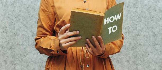 zbliżenie kobieta trzyma książkę z jak koncepcją - title page zdjęcia i obrazy z banku zdjęć