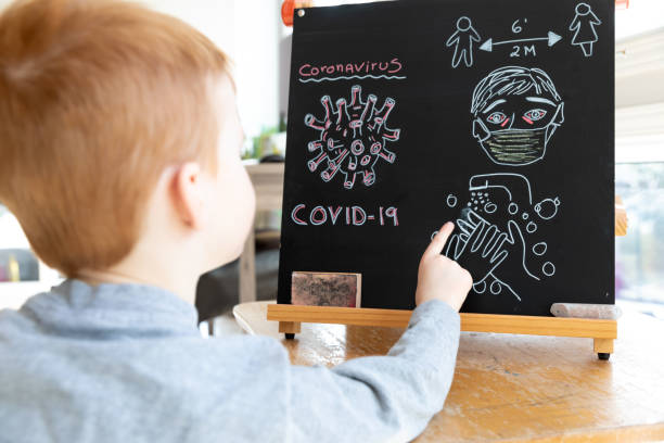 코로나 바이러스와 covid-19에 대해 배우는 작은 빨간 머리 소년 - contamination meter 뉴스 사진 이미지