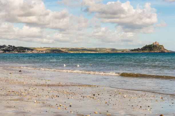 vue de la montagne de st michaels près de marazion, cornouailles, r-u - cornwall england uk england st michaels mount photos et images de collection