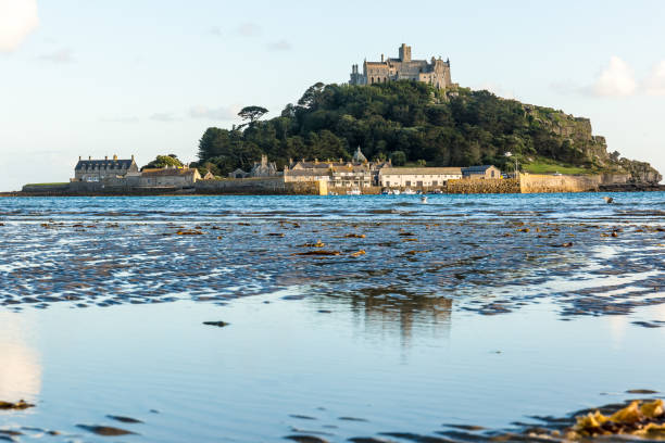 vue de la montagne de st michaels près de marazion, cornouailles, r-u - cornwall england uk england st michaels mount photos et images de collection