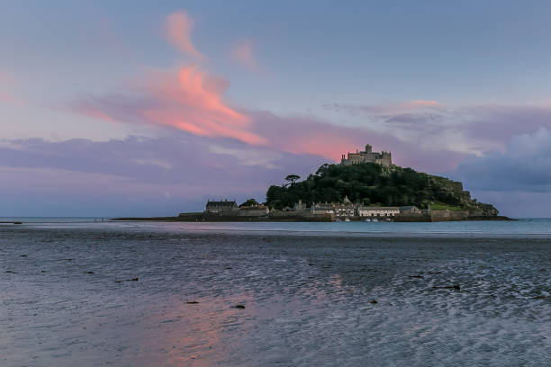 vue de la montagne de st michaels près de marazion, cornouailles, r-u - cornwall england uk england st michaels mount photos et images de collection