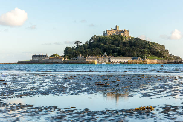 vue de la montagne de st michaels près de marazion, cornouailles, r-u - cornwall england uk england st michaels mount photos et images de collection