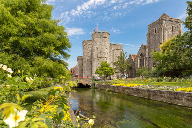 夏のカンタベリービュー、ケント、イングランド - england cathedral church architecture ストックフォトと画像