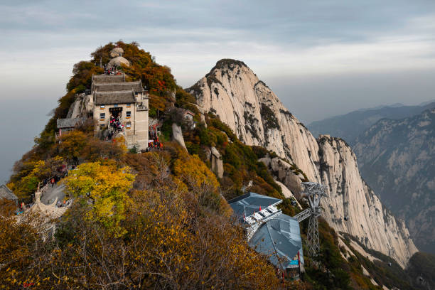 vista de outono da montanha huashan com trilha de escadas até north peak, xian, província de shaaxi, china - huangshan mountains - fotografias e filmes do acervo