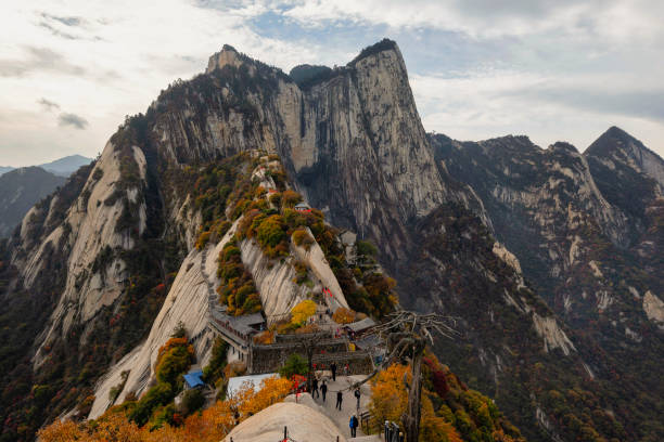 vista autunnale del monte huashan dal north peak verso west peak, xian, provincia di shaaxi, cina - shaanxi province immagine foto e immagini stock