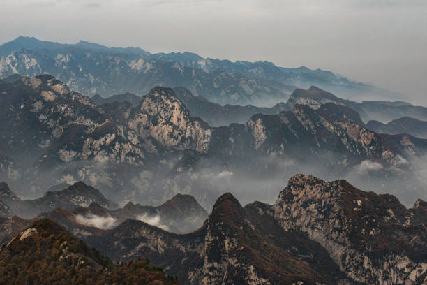 vista dal picco occidentale del monte huashan, xian, provincia di shaaxi, cina - shaanxi province immagine foto e immagini stock