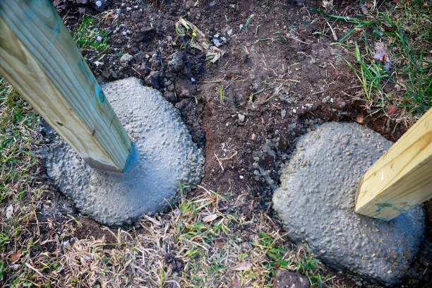 Poteau de clôture en bois dans le béton - Photo