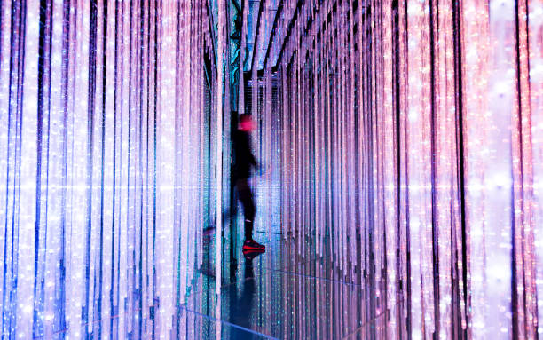 homme marchant dans les lumières colorées - people exploration futuristic walking photos et images de collection