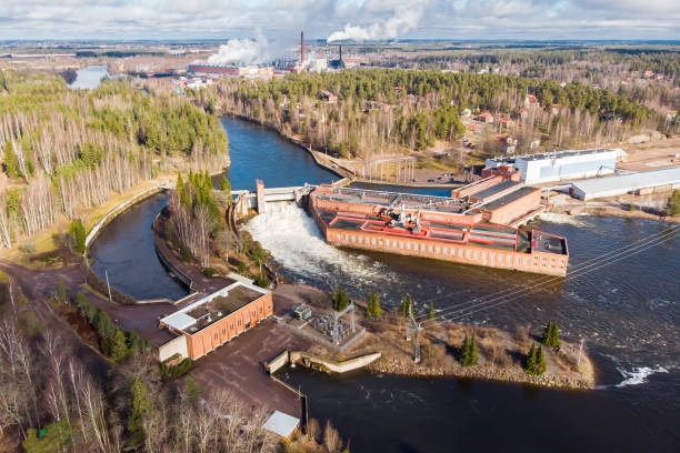 フィンランド・キミジョキ川のアンジャラにある水力発電プラントの空中写真。 - hydroelectric power station 写真 ストックフォトと画像