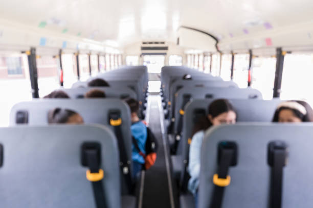 immagine sfocata dei bambini seduti sullo scuolabus - school bus defocused education bus foto e immagini stock