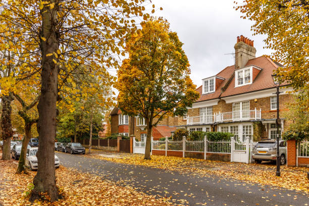 пригородная улица чисвик осенью, лондон, англия - chiswick стоковые фото и изображения