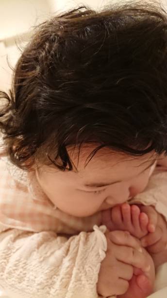 bebé de 5 meses - 0 1 mes fotografías e imágenes de stock