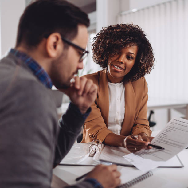 woman having business meeting with colelague - women men signing business imagens e fotografias de stock