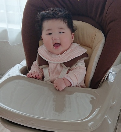 Bebé de 5 meses sonriendo en un cochecito photo