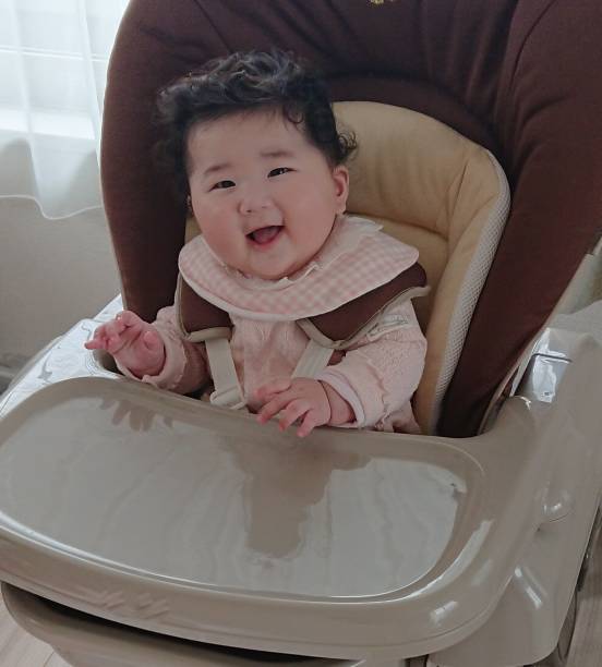 bebé de 5 meses sonriendo en un cochecito - 0 1 mes fotografías e imágenes de stock