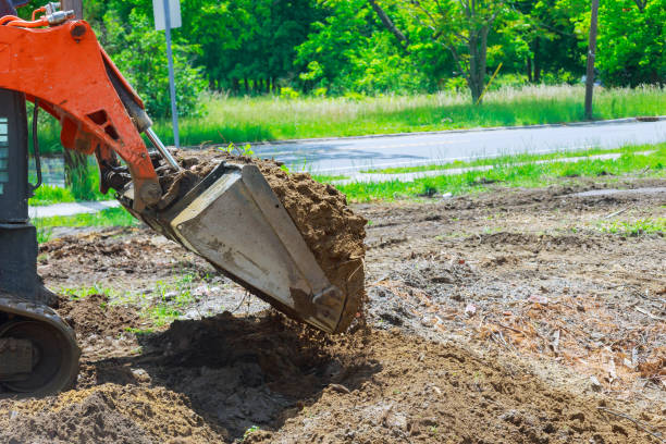 il bulldozer sposta le attrezzature per la costruzione del suolo scavando terreno - grading foto e immagini stock