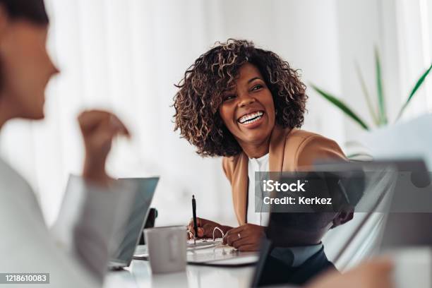 Retrato De Una Empresaria Alegre Sonriendo A La Reunión Foto de stock y más banco de imágenes de Oficina