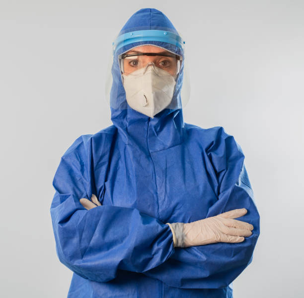 arzt trägt hochschützenden anzug während coronavirus covid 19 neuartigen coronavirus ausbruch - protective suit stock-fotos und bilder