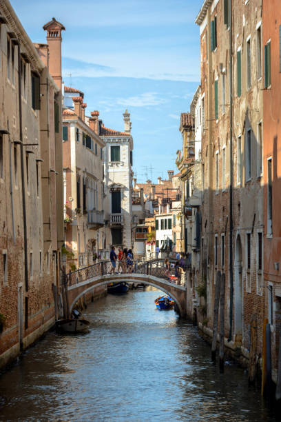 베니스의 운하와 거리 - venice italy gondola grand canal luxury 뉴스 사진 이미지