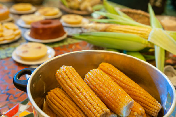 gotowana kukurydza. - corn on the cob corn cooked boiled zdjęcia i obrazy z banku zdjęć
