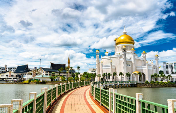 istock Omar Ali Saifuddien Mosque in Bandar Seri Begawan, Brunei 1218614927