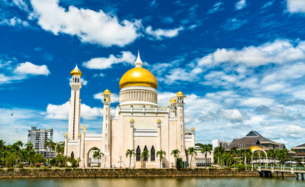 istock Omar Ali Saifuddien Mosque in Bandar Seri Begawan, Brunei 1218615044
