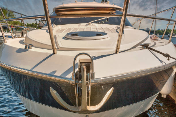 barco de nariz com uma âncora em um dia ensolarado - yacht luxury front view ships bow - fotografias e filmes do acervo