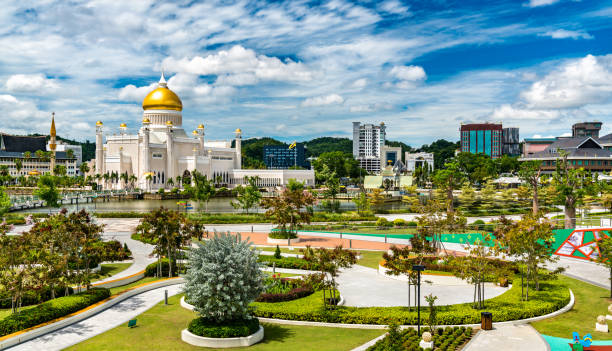 mosquée omar ali saifuddien à bandar seri begawan, brunei - bandar seri begawan photos et images de collection