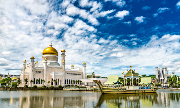 istock Omar Ali Saifuddien Mosque in Bandar Seri Begawan, Brunei 1218616433