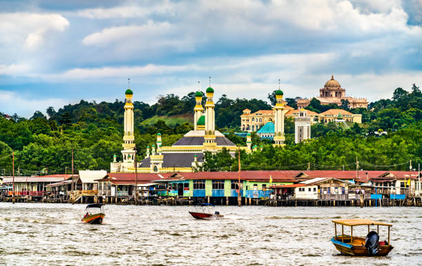 バンダル・スリ・ブガワン(ブルネイ)のモスクと水の村 - bandar seri begawan ストックフォトと画像