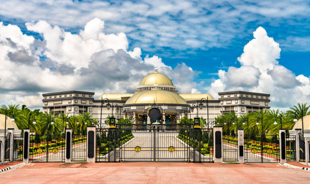 bureau du premier ministre à bandar seri begawan, brunei - bandar seri begawan photos et images de collection