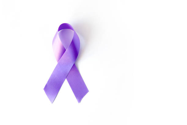 fioletowa fioletowa symboliczna wstążka - problem tocznia, alzheimera, sarkoidozy. na białym tle - cancer victim zdjęcia i obrazy z banku zdjęć