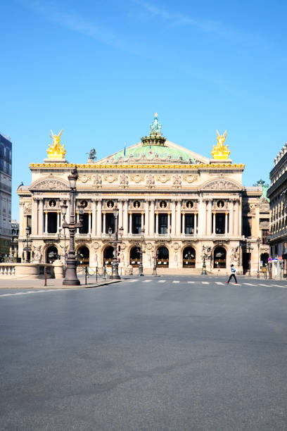 ヨーロッパのパンデミックcovid 19の間に空の通りを持つガルニエオペラ。 - opera opera garnier paris france france ストックフォトと画像