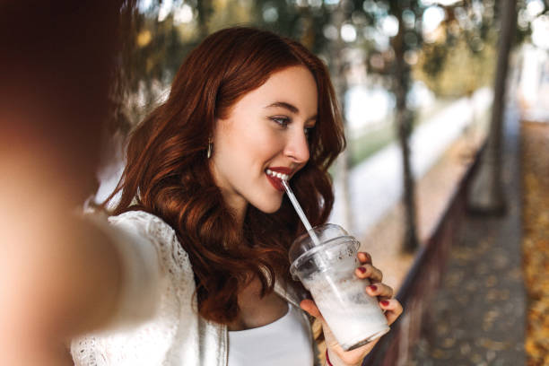 giovane e gratuito - blueberry smoothie milk shake drink foto e immagini stock