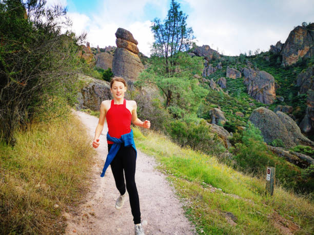 aktywna atletyczna nastolatka biegająca po stromym wzgórzu podczas wędrówki - steep road footpath moving down zdjęcia i obrazy z banku zdjęć