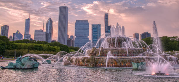 downtown chicago skyline at sunset in early summer - chicago fountain skyline night imagens e fotografias de stock