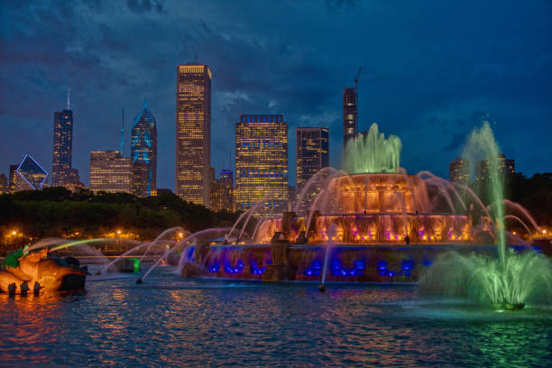 downtown chicago skyline at sunset no início do verão - chicago fountain skyline night - fotografias e filmes do acervo