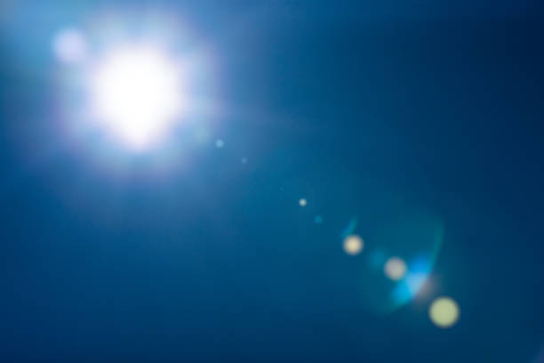 soleil brillant dans le ciel bleu, fusée réfléchie là - bac klight photos et images de collection