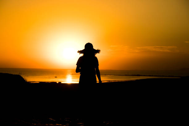 tourist woman hat silhouette