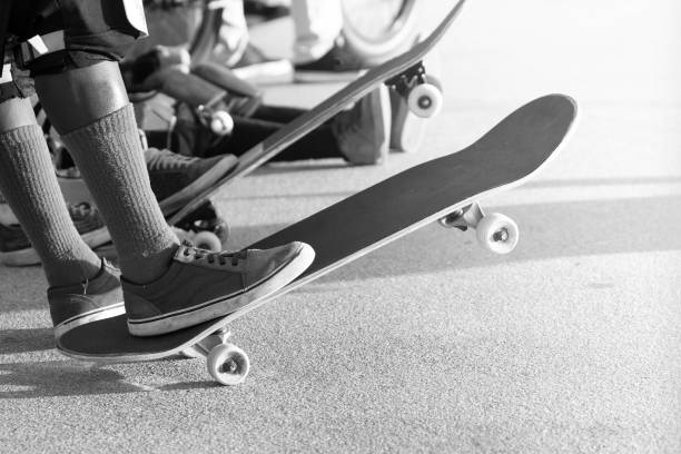 patinadores esperando su turno para ponerse en marcha - skateboarding skateboard park teenager extreme sports fotografías e imágenes de stock