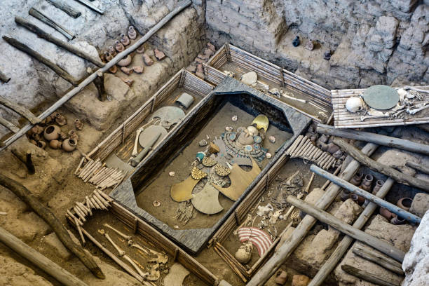 anciens sites funéraires au huaca rajada, les tombes royales du seigneur de sipan. chiclayo, pérou. - sentinels of the tomb photos et images de collection