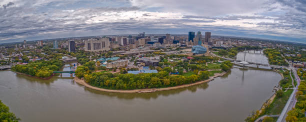 vista aérea del centro de winnipeg, manitoba - canada main street manitoba winnipeg fotografías e imágenes de stock