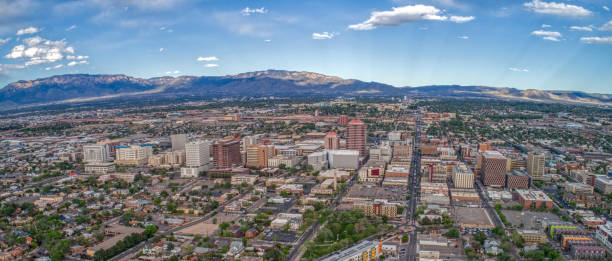 vue aérienne d’albuquerque, la plus grande ville du nouveau-mexique - albuquerque new mexico skyline southwest usa photos et images de collection