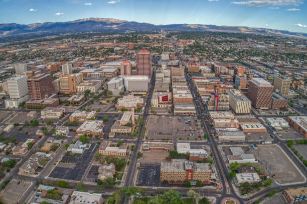 vista aérea de albuquerque, a maior cidade do novo méxico - albuquerque new mexico skyline building exterior - fotografias e filmes do acervo