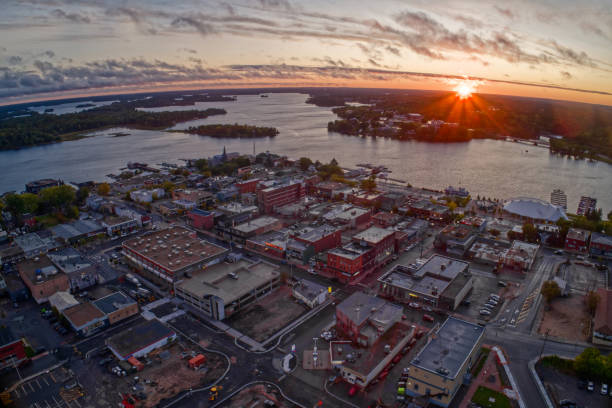 vista aérea de kenora, ontario al atardecer en verano - kenora fotografías e imágenes de stock