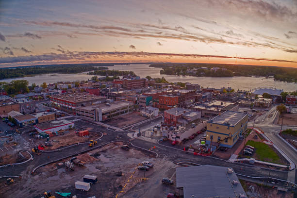 veduta aerea di kenora, ontario al tramonto in estate - kenora foto e immagini stock